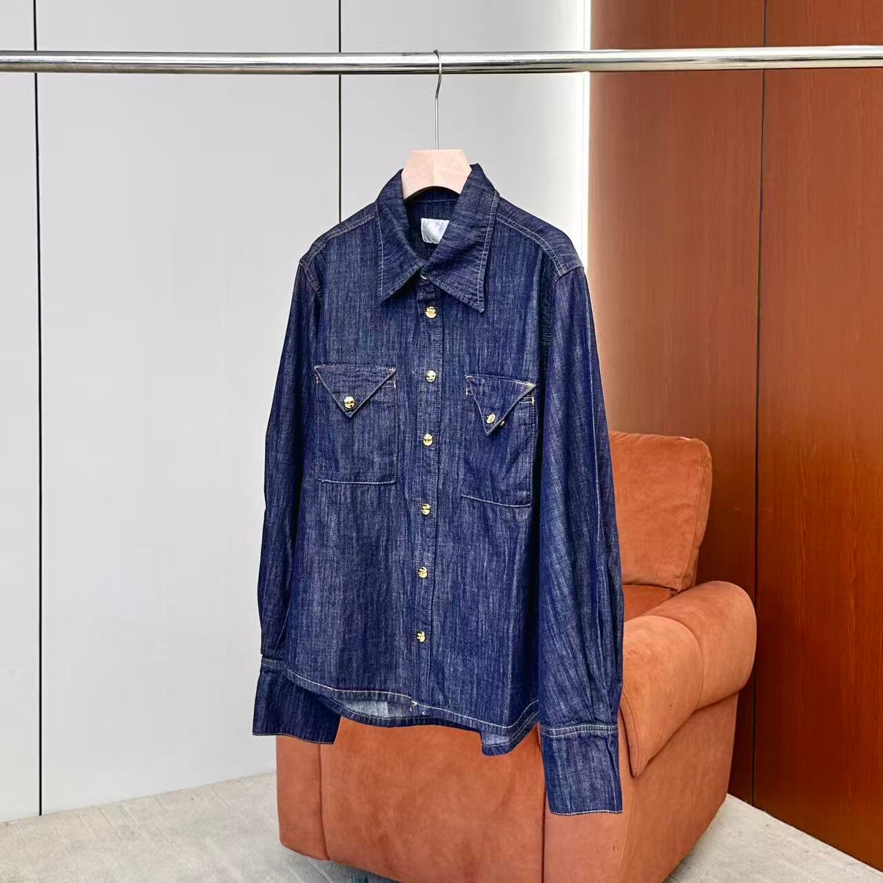 【妍妍粉丝专享】26春季新款复古双口袋金扣牛仔衬衫ONSC04626031