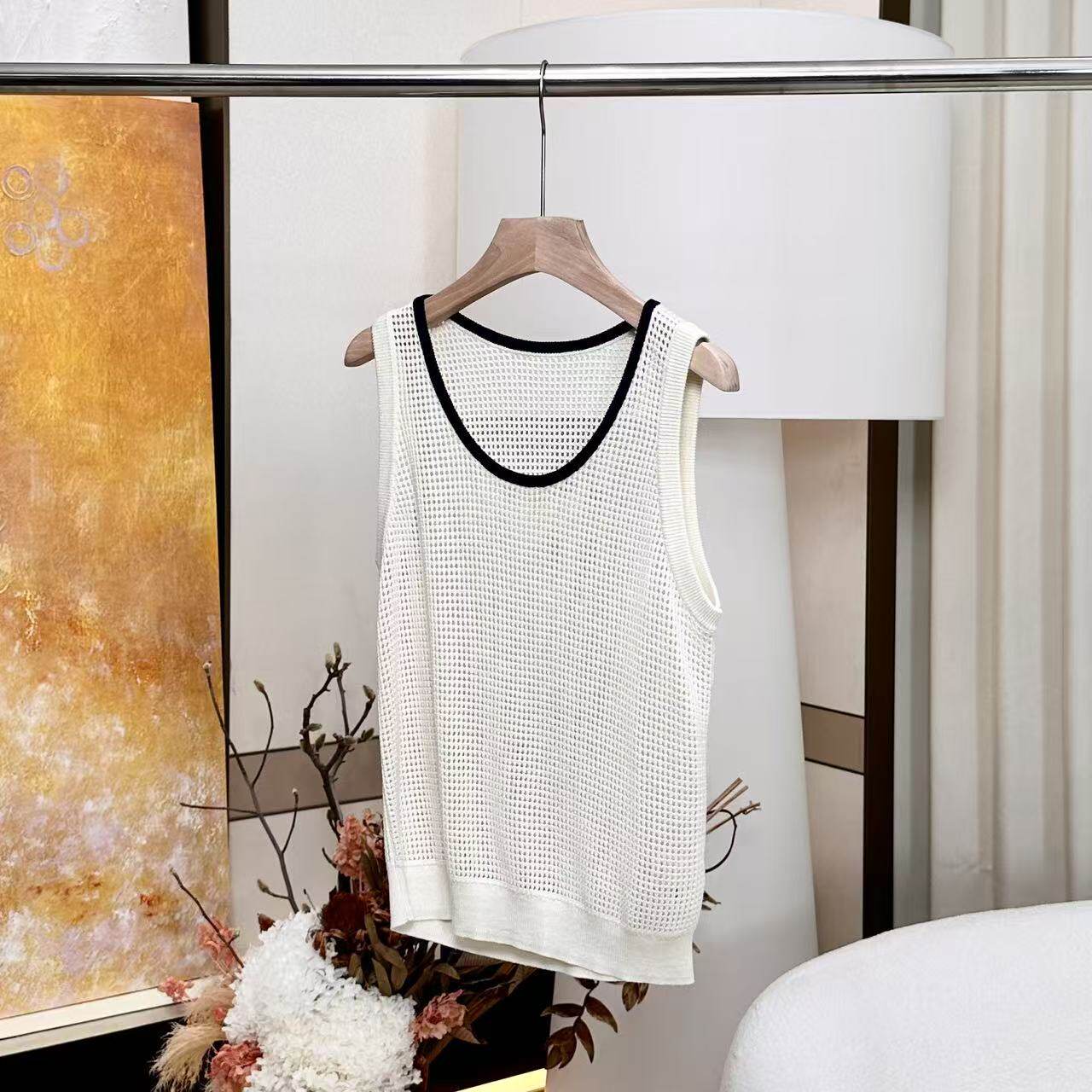 【妍妍粉丝专享】26春季新款撞色U领镂空针织背心ONSB24636092