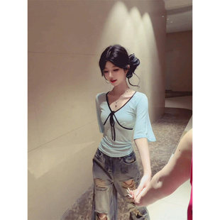 莱赛尔撞色v领正肩短袖t恤女夏季轻薄收腰显瘦修身辣妹喇叭袖上衣