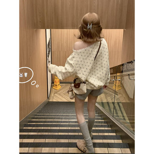 韩系穿搭花边斜肩碎花长袖卫衣女秋季宽松显瘦甜美温柔风露肩上衣