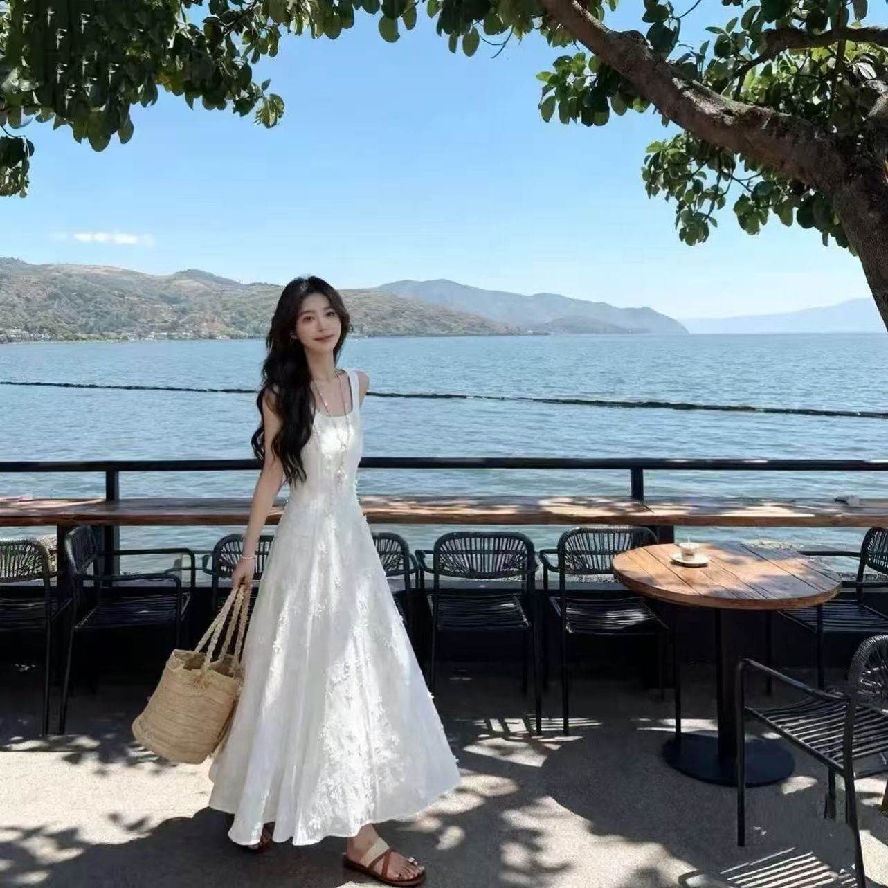 海边度假收腰背心长裙轻奢气质法式U领绣花白色无袖连衣裙女春夏