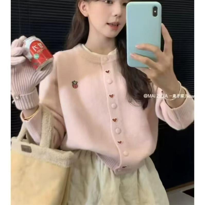 圆领单排扣毛衣针织开衫女2025年秋冬新款草莓刺绣显瘦洋气外套潮