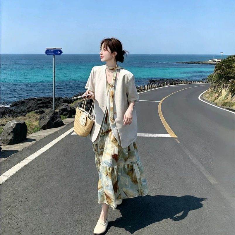 今年流行爆款独特漂亮巨好看洋气碎花吊带连衣裙短袖西装两件套装