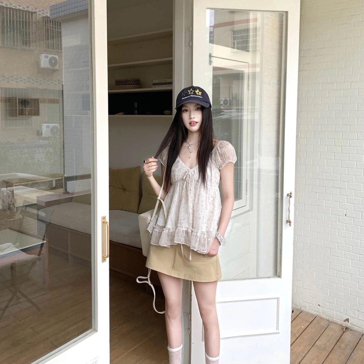 新款宽松设计感泡泡袖荷叶边碎花娃娃衫女夏短袖V领上衣潮