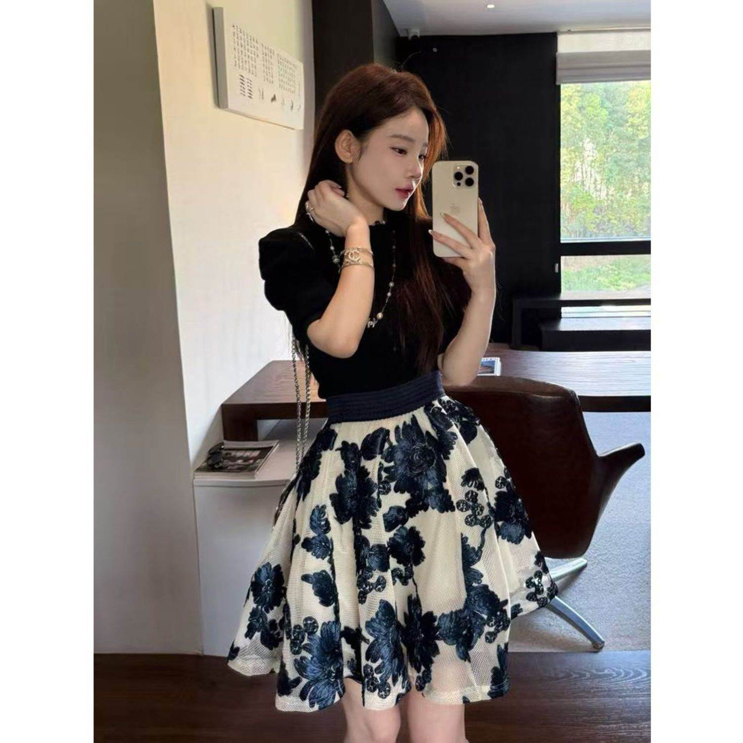 设计感小众蓝白立体刺绣高腰蓬蓬裙 + 黑色显瘦短袖上衣名媛套装