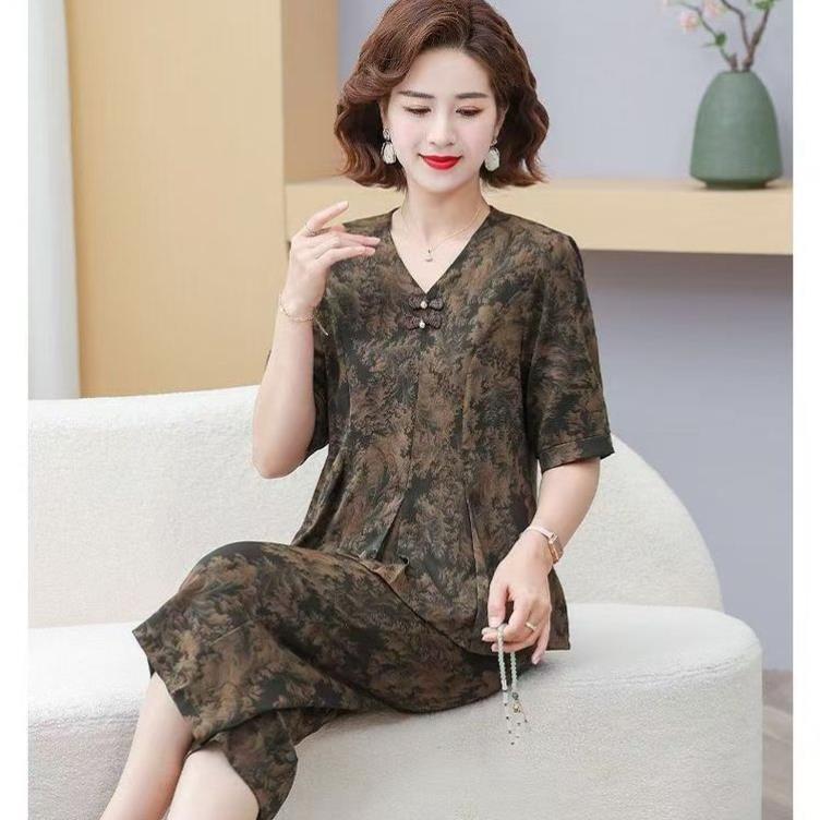 夏季中老年胖妈妈圆领盘扣百褶显瘦加肥上衣八分裤套装女