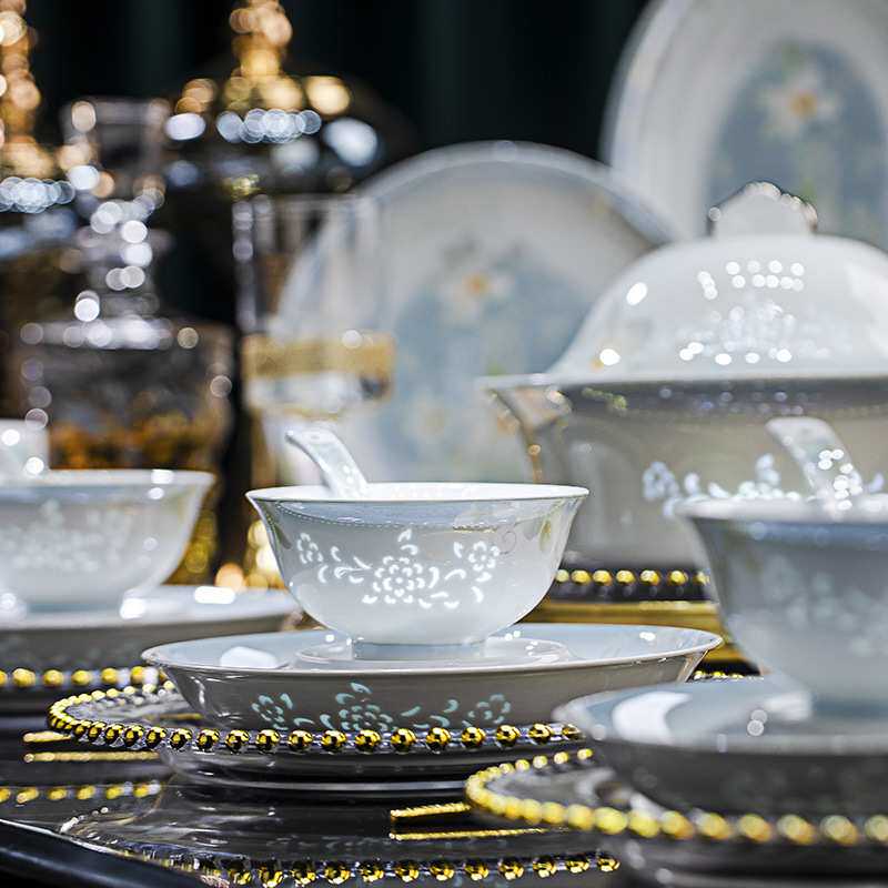 景德镇陶瓷饭碗家用高温釉下彩盘子菜盘中式餐具套装白色玲珑瓷器