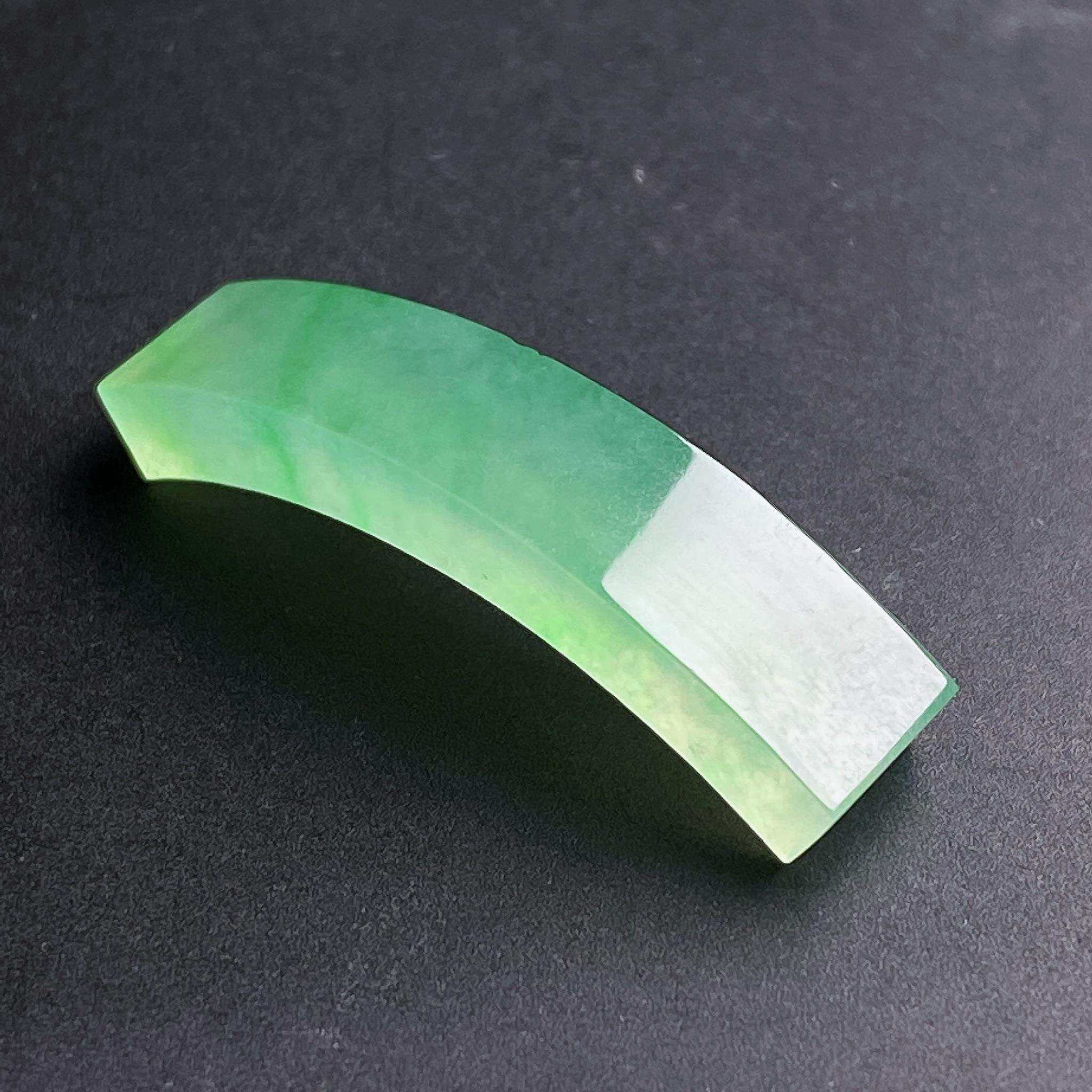 缅甸天然翡翠a货冰绿弯条裸石手牌fxj尺寸：31.4-7-4mm镶嵌手排