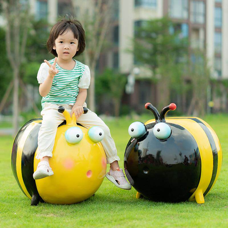 幼儿园户外坐凳玻璃钢雕塑饰品公园花园卡通蜜蜂小猪蜗牛草坪坐椅
