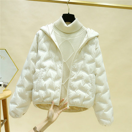 轻薄羽绒服女短款2024冬季新款时尚显瘦压花白鸭绒小个子连帽外套