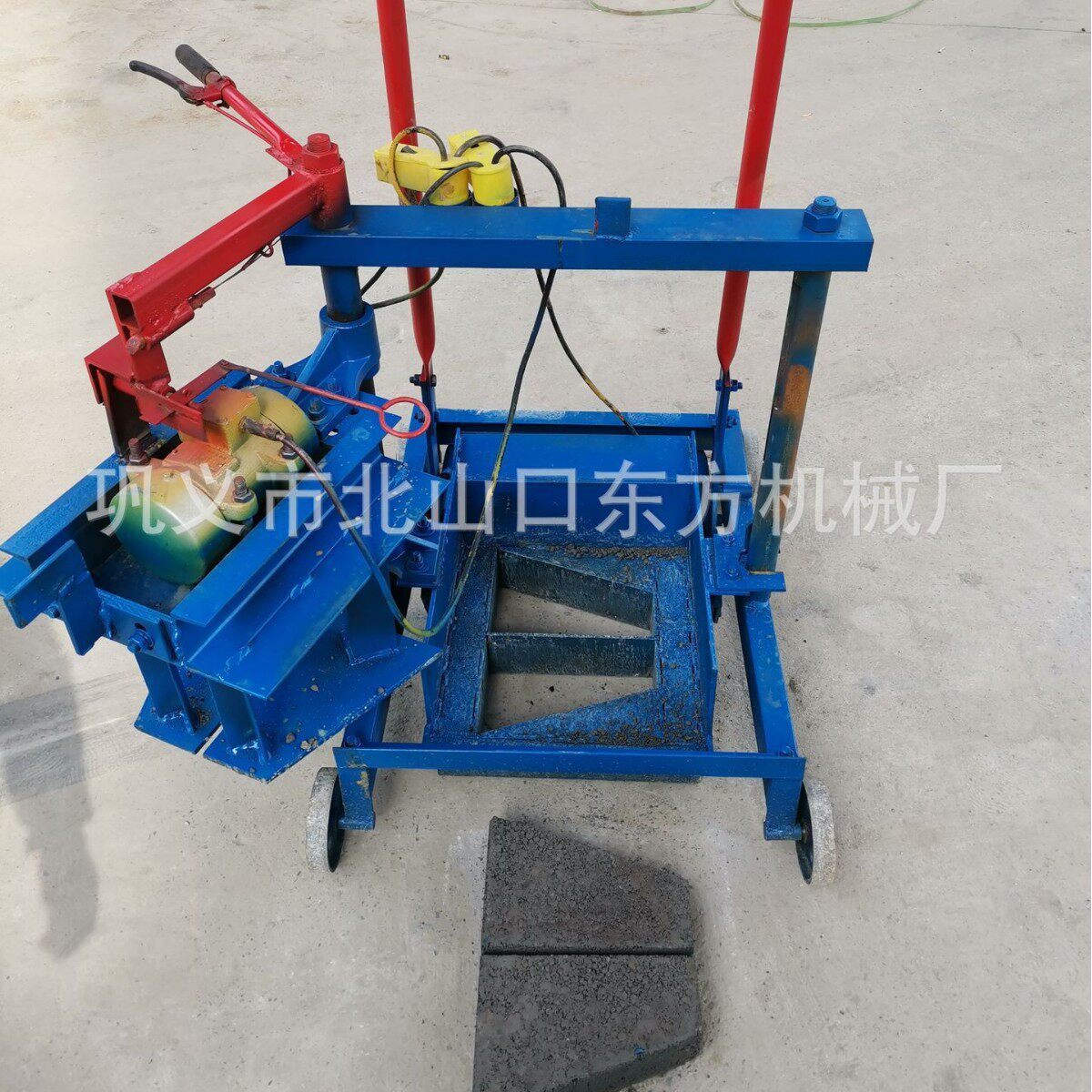 2-45移动砖机制作梯形实心砖占地小出砖快省人工家用水泥砖机220V