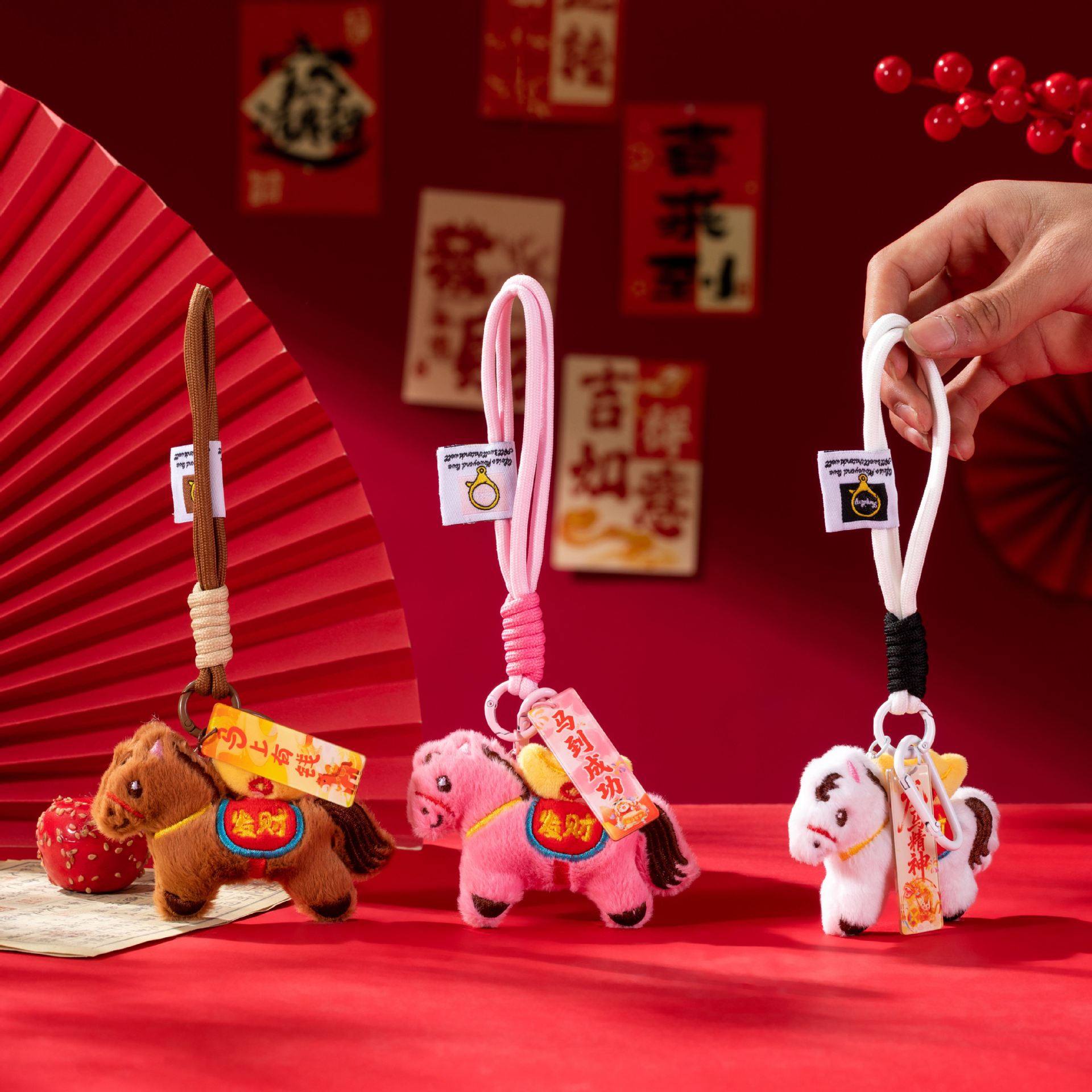 2026马年马上有钱毛绒挂件福气小马挂饰包包汽车钥匙扣马年吉祥物,模玩/动漫/周边/娃圈三坑/桌游,动漫挂件/文具,淘宝优惠券,粉丝福利购,淘宝优惠卷