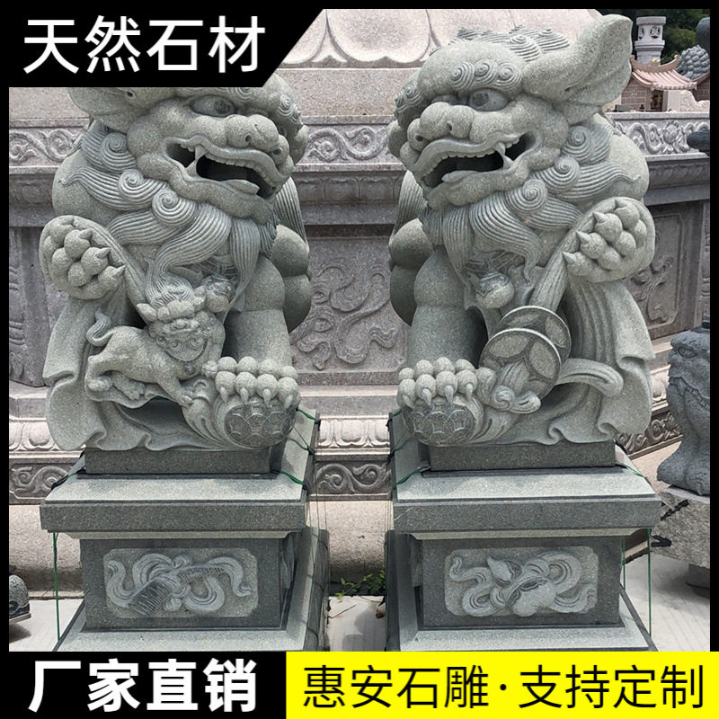 祠堂门口石雕狮子一对