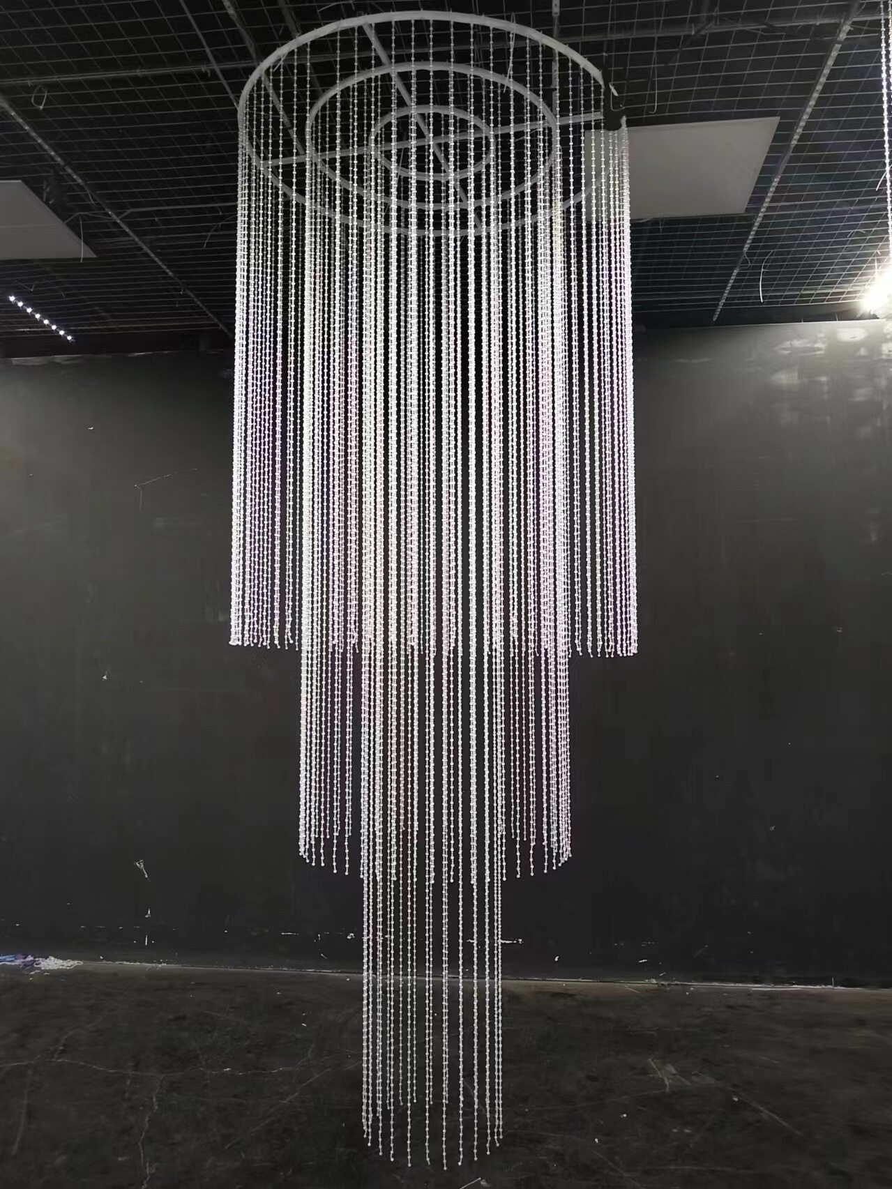 新款亚克力水晶圆形珠帘吊顶婚庆酒店宴会厅线帘圆环吊顶珠链布置
