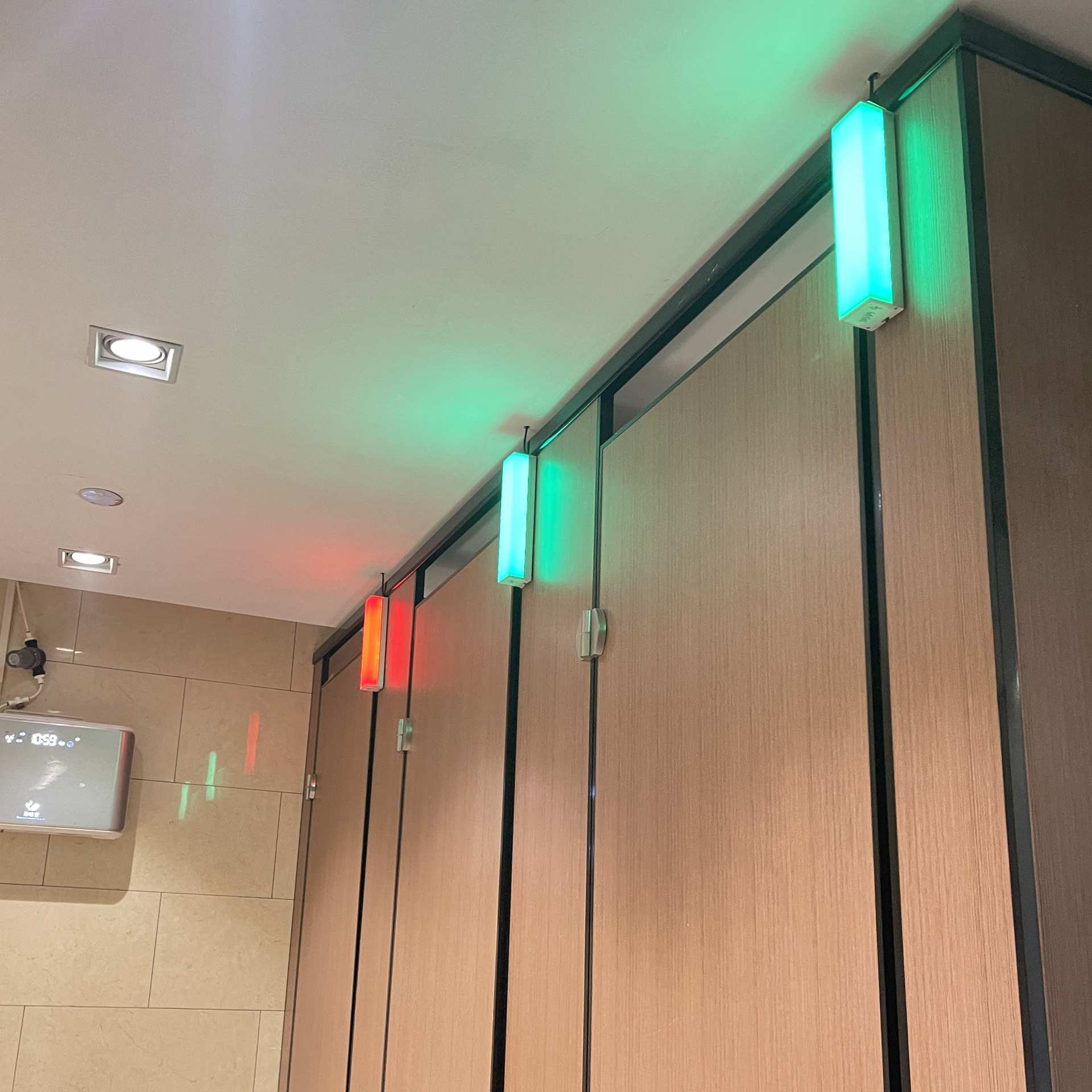 厕所有人无人灯牌蹲位双色感应智慧卫生间系统引导牌智能防水声光