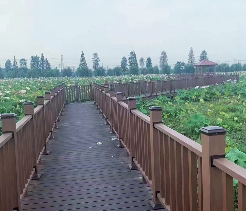 草原公园景区河边塑木护栏木塑栏杆安全防护栏源头塑木厂家发货