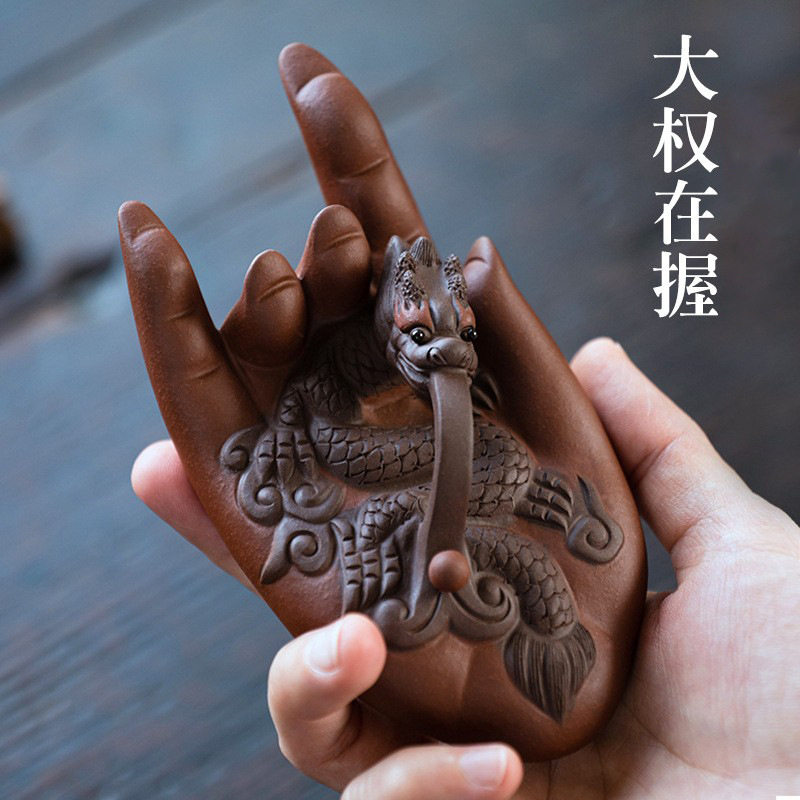 宜兴紫砂茶宠手中有财大权在握龙摆件可养手工雕塑茶具陶瓷工艺品