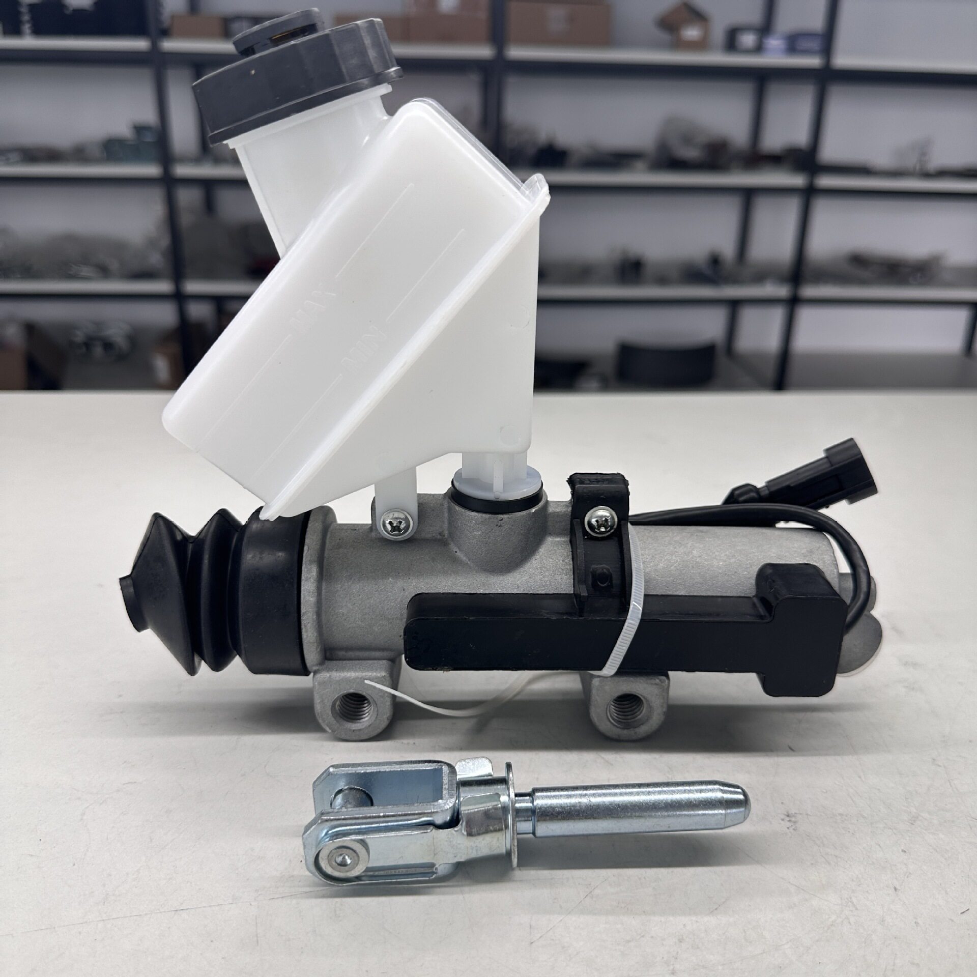 KG3107.1.1 / 41285356 41211006 适用依维柯离合器总泵