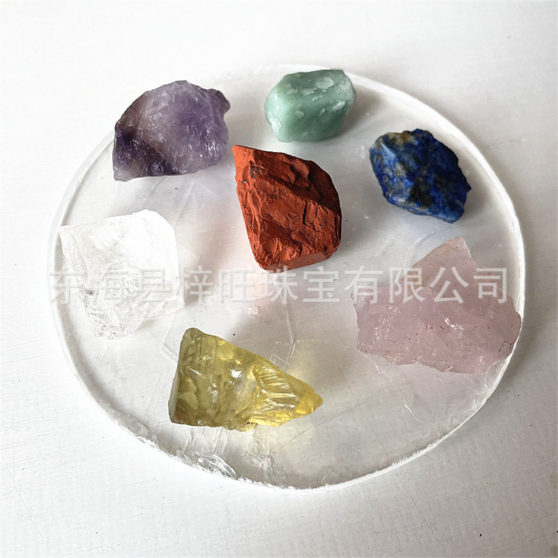 天然水晶七色宝石透石膏圆盘瑜伽扩香石碎石原石矿标收藏宝石批发