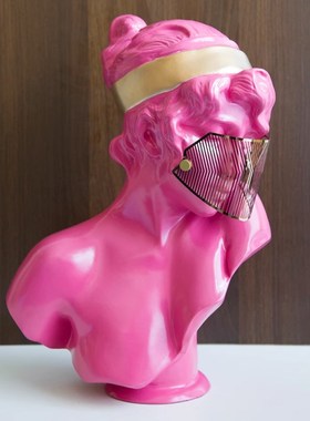 红色面罩女孩树脂人物雕塑艺术装置雕像摆件医美容院高级感装饰品