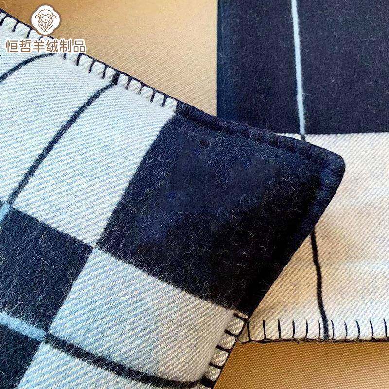 家居轻奢风拼色羊绒抱枕毛毯棋盘格沙发羊绒抱枕毛毯两件套