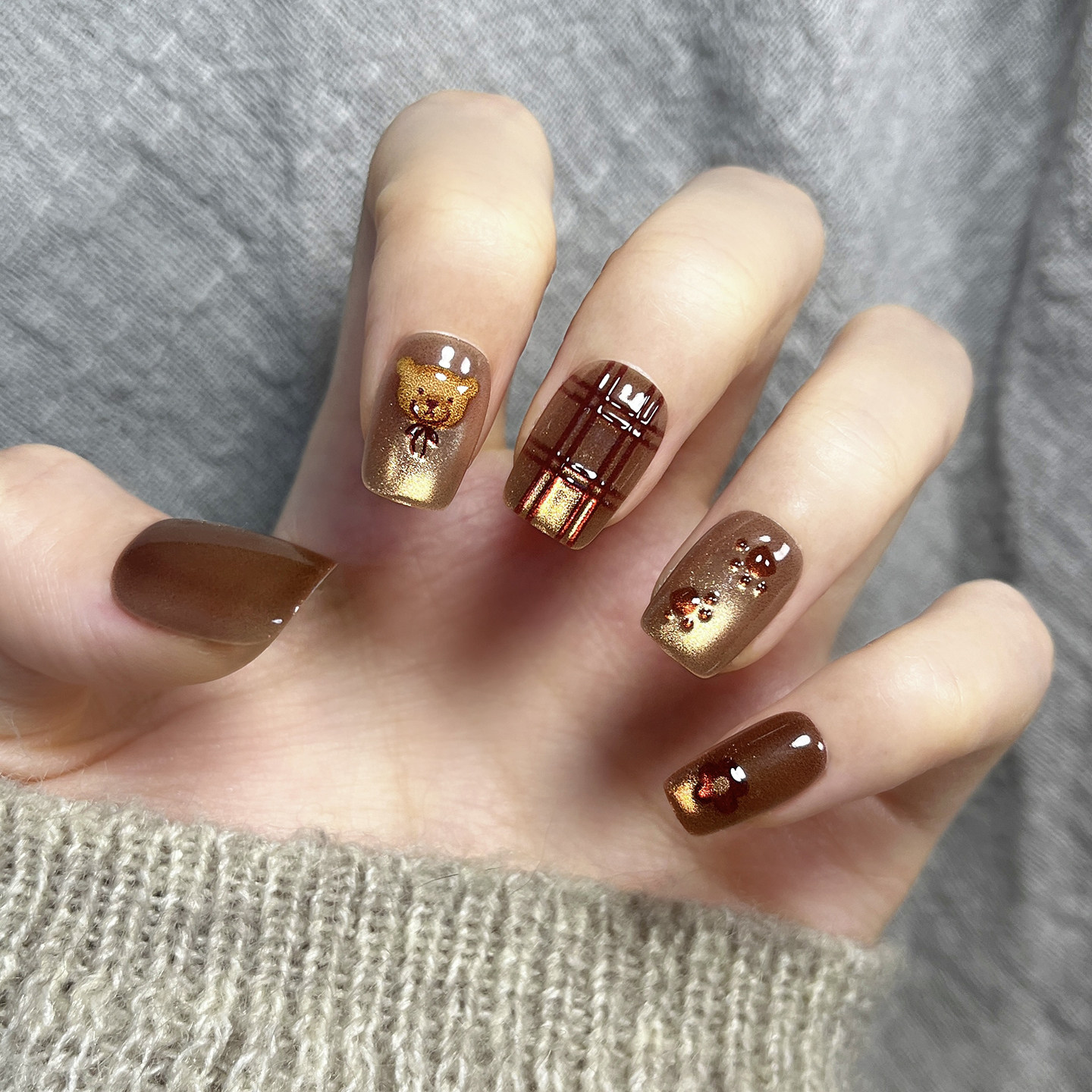 轻奢卡通小熊穿戴甲短款美甲贴片咖色格纹显白气质假指甲成品甲片,彩妆/香水/美妆工具,穿戴甲/甲片,淘宝优惠券,粉丝福利购,淘宝优惠卷