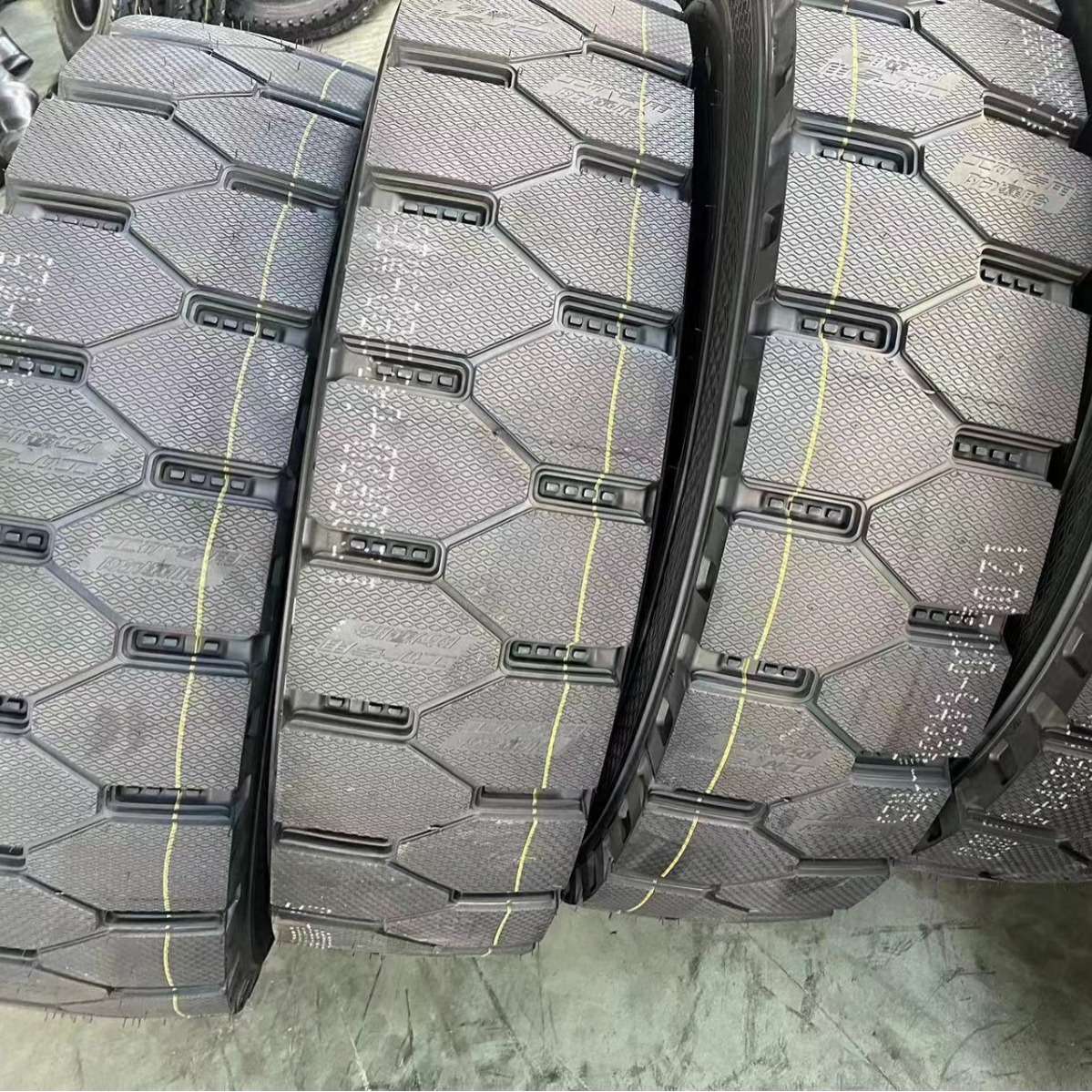 厂家 现货自卸车轮胎12.00R20配内胎垫带 22层级加厚标准轮胎