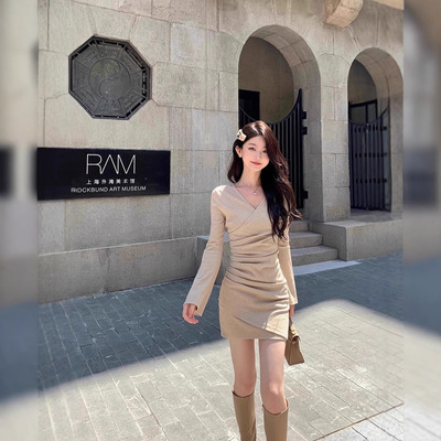 小个子V领收腰褶皱辣妹加绒连衣裙女秋冬季长袖修身短款包臀裙子