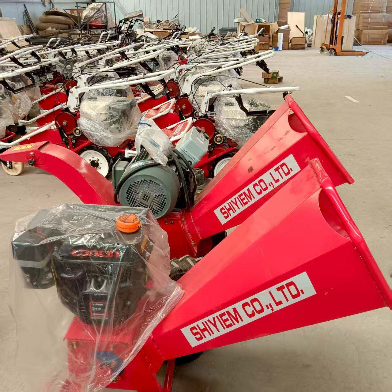 小型家用果园碎枝机秸秆树枝粉碎马机大力油汽KON油柴机移式碎动