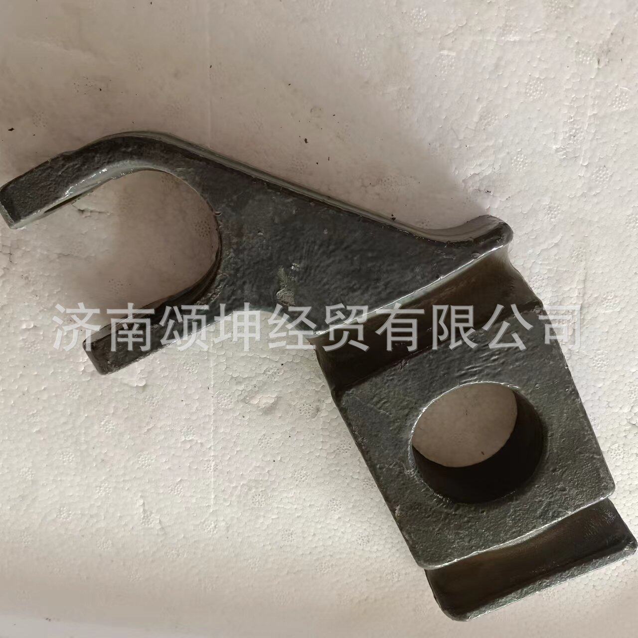 供应重汽豪沃(10款)配件WG9925520037(0038)前簧压板(带叉)