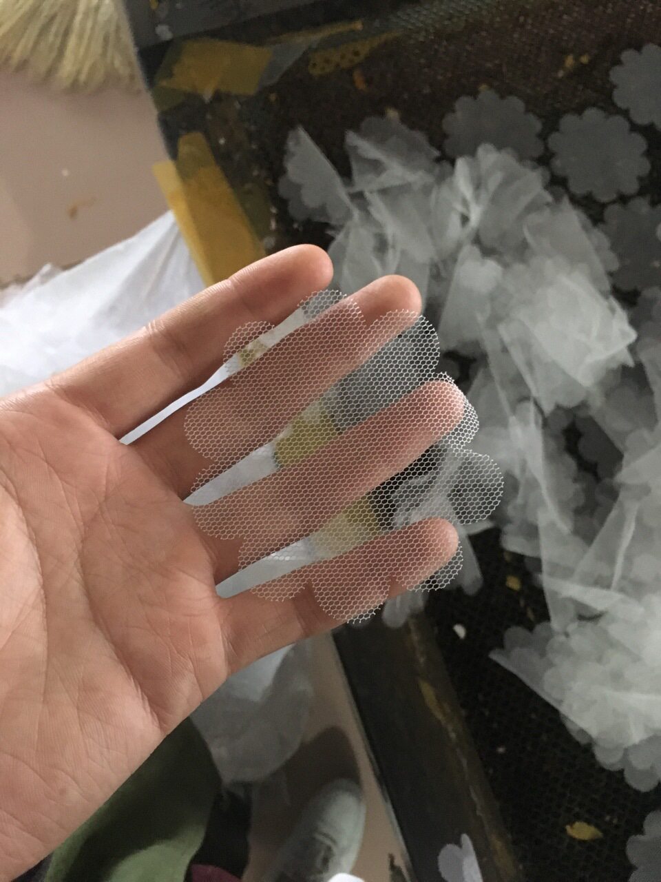 厂家承接各种雪纺、玻璃纱、无纺布、不织布等工艺品加工镂空切割
