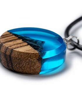 手工制作的蓝色项链,木材和环氧树脂的混合,奢华而精致
