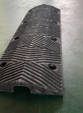 橡塑线槽减速带加厚24斤重可过重车pvc过线槽保护电线电缆过线板