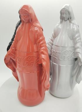 装厂家直可口可乐公仔人物摆件摆家居办公桌面饰品可口可乐设树脂