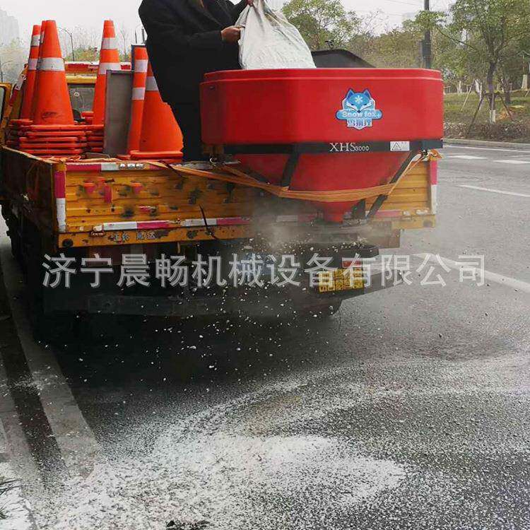 产地撒布机聚乙烯0.3立方融雪剂撒布机公路养护撒盐机洒盐