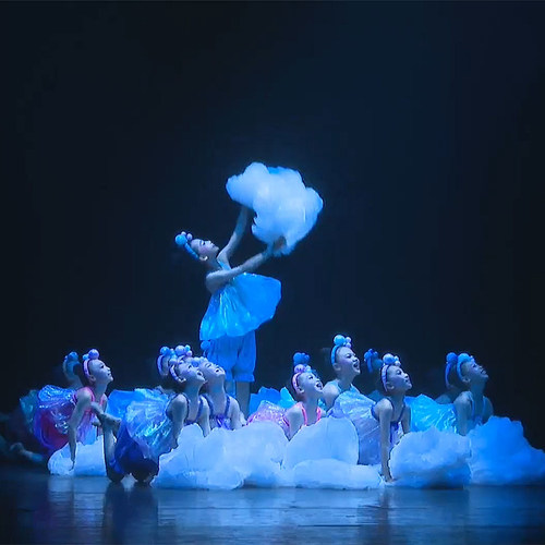 童趣创意舞蹈泡泡像云朵演出服装道具女童舞台表演服装幼儿群舞