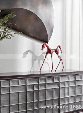 现CMG代简约新式抽象镂空意境骏马摆件样板房楼玄售中关桌处软装