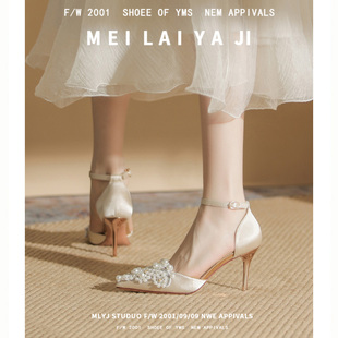 意美丝珍珠中空浅色一字扣高跟鞋女夏季新款缎面细跟法式婚鞋杏色