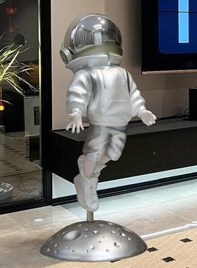 轻乔奢太空人宇航员大型IMM落居摆件客厅家装饰地开业礼物迁新居