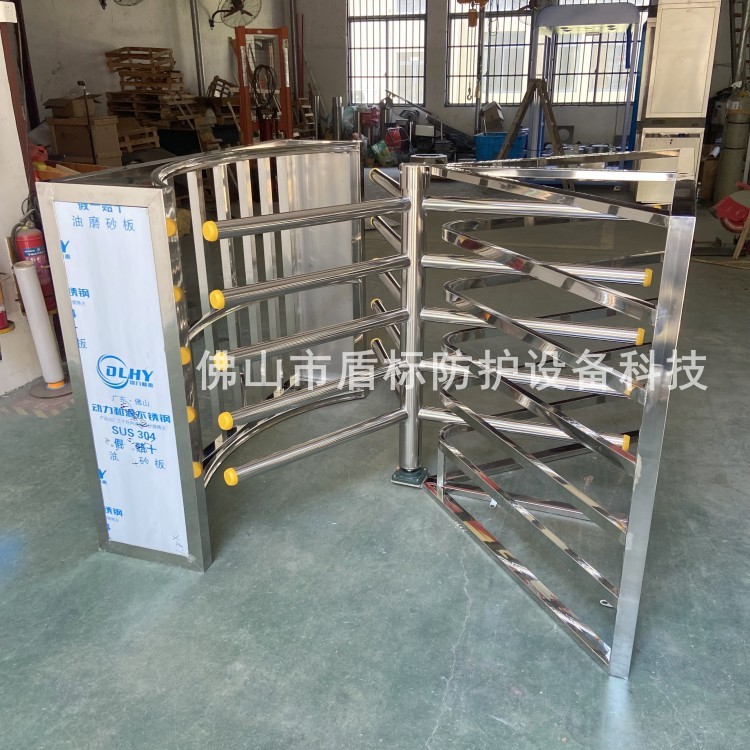 厂家生产不锈钢半高旋转栅栏转闸提供尺寸出入口通道门手推滚闸