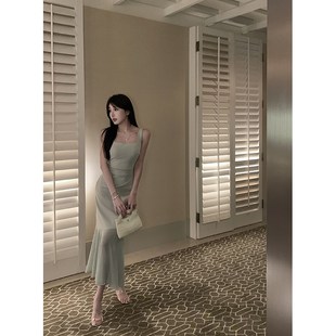 愉悦愉悦白色拼接吊带连衣裙女夏季法式气质性感收腰修身鱼尾长裙