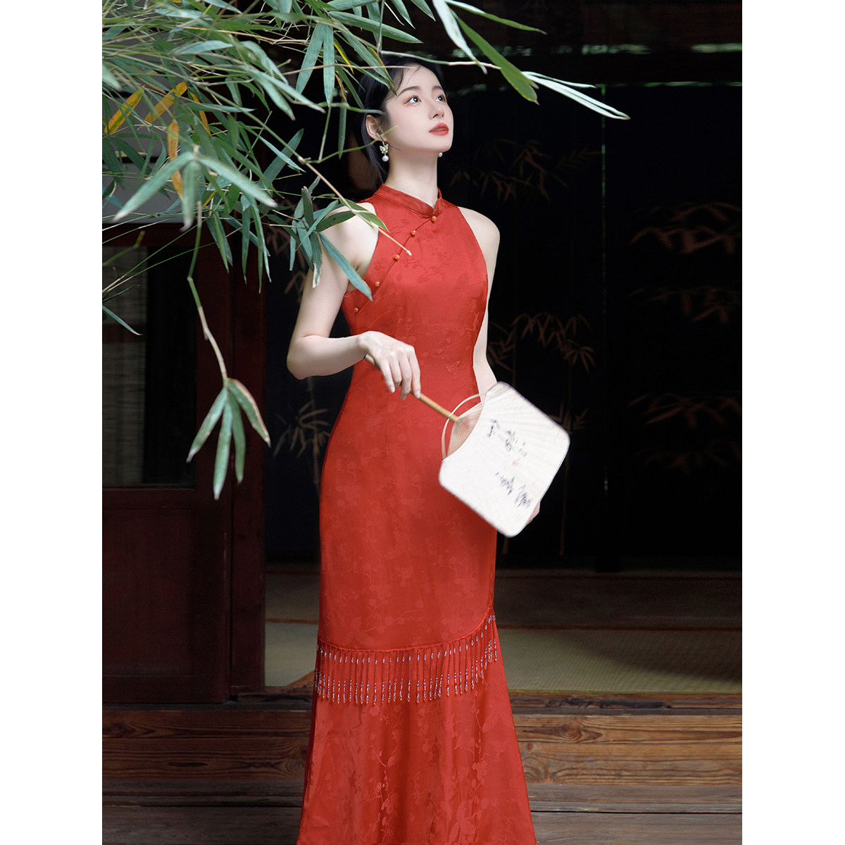 何衣见友《相见欢》新中式缎面流苏旗袍红色挂脖轻婚纱晨袍连衣裙