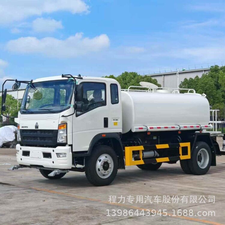 出口塞班岛欧三重汽豪沃8立方洒水车厂家直供10m315立方水罐车
