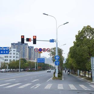 多功能合路灯照安防监控杆城282杆市道路交综通一杆多用共杆明灯