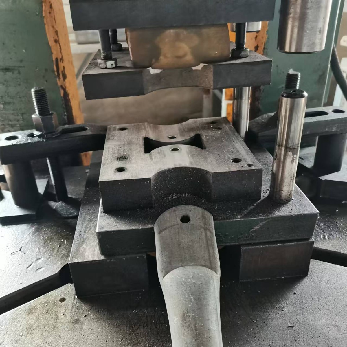 专业生产钢管压扁冲孔剪断模具