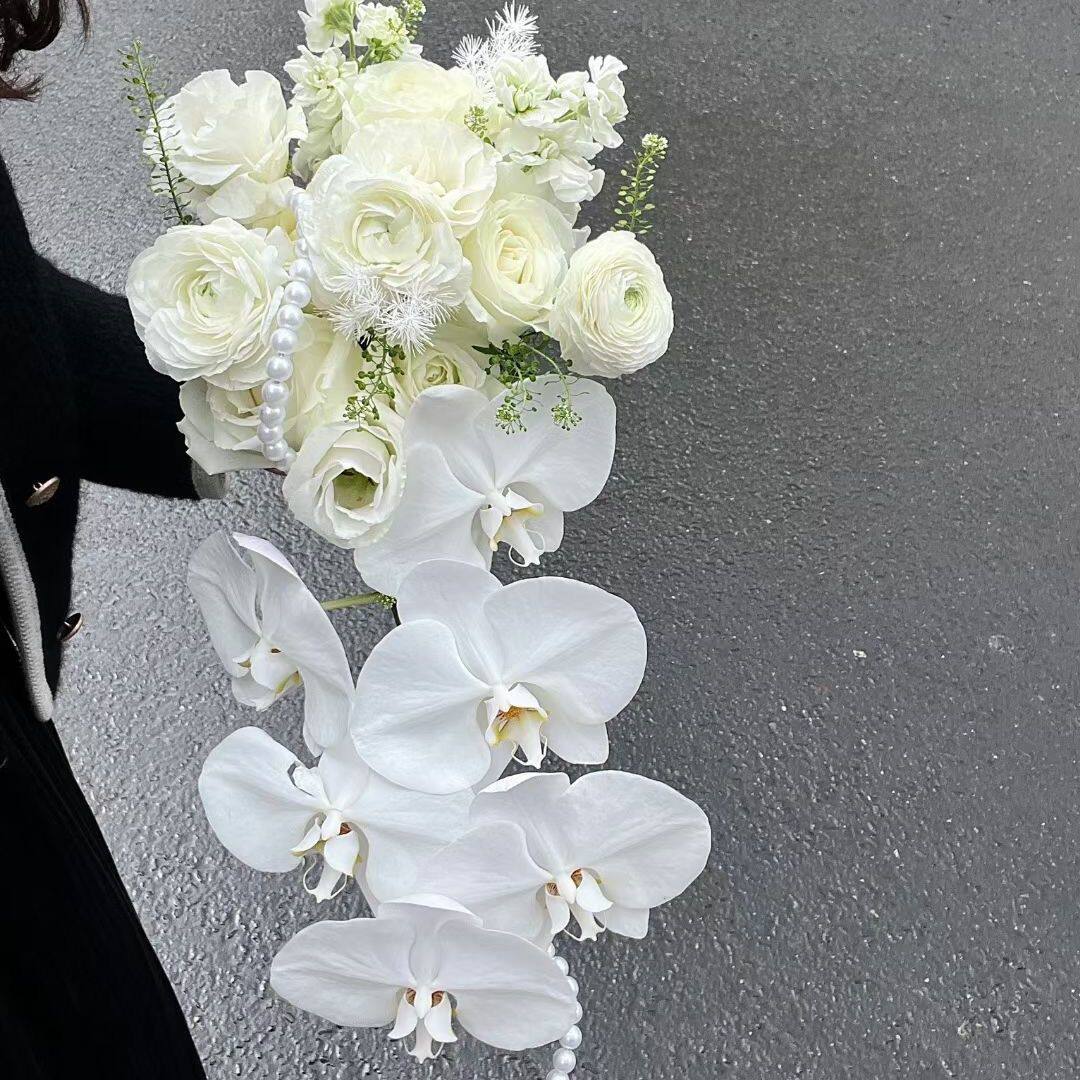 高端定制新娘手捧花鲜花进口马蹄莲蝴蝶兰郁金香花束全国同城配送