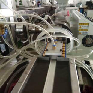 L灯ED管料外壳高速挤出TS004机PC型材挤出设备PC一体塑化灯管挤出