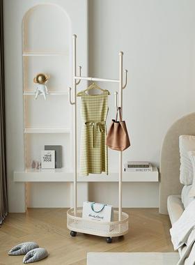 奶油风卧室地晚移落动39581挂衣架床边上放床衣服挂架家用房间头