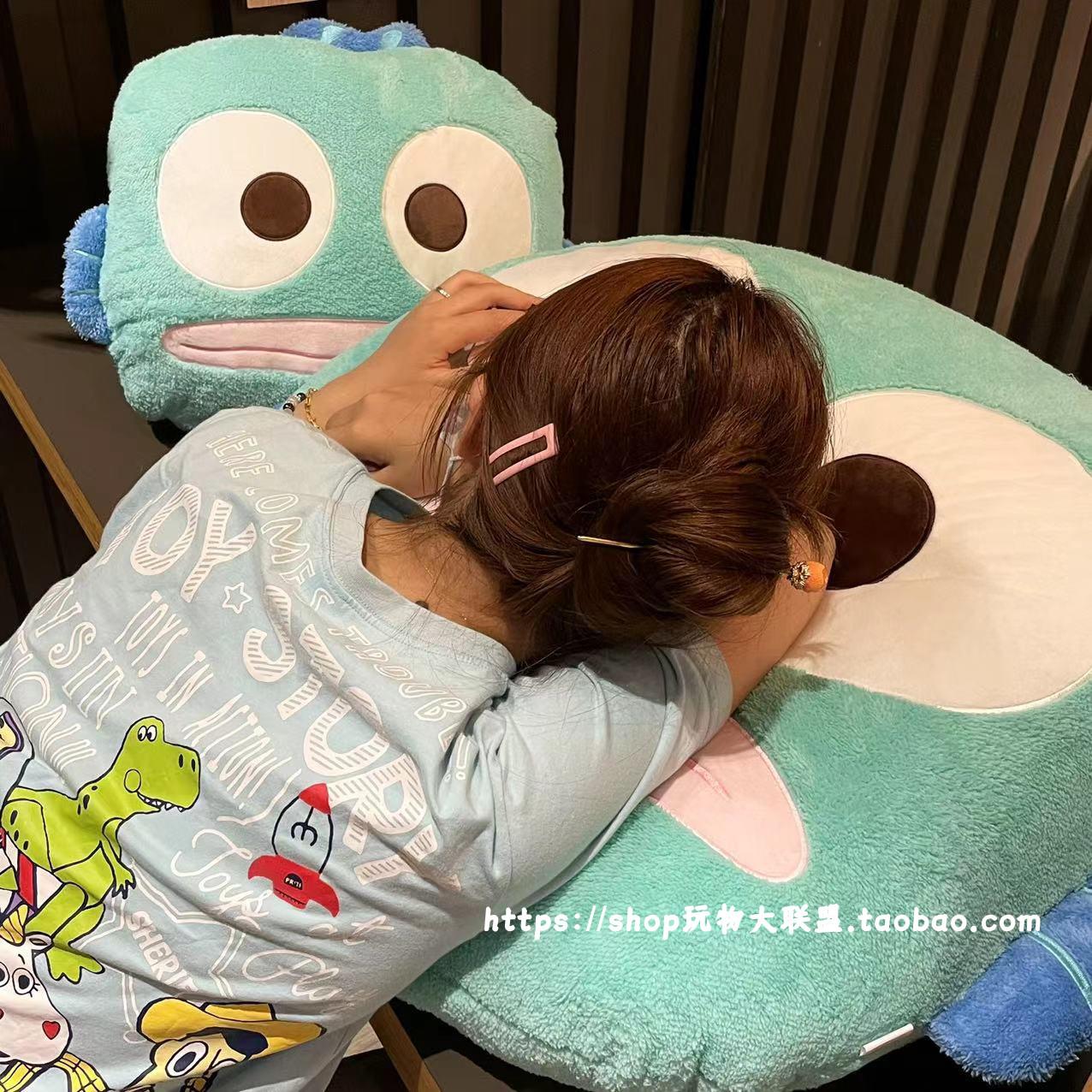 【包邮】爱卡VWD通动可漫丑鱼毛绒体抱枕午睡立毯子沙发靠垫腰靠