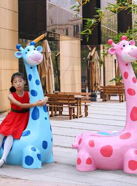 户外创意卡雕通小猪狗熊猫坐凳景坐凳景观装饰塑商场玻璃钢区特色